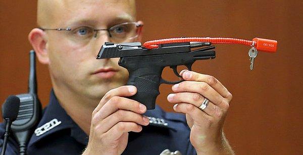 2013 yılındaki duruşma sırasında Zimmerman'ın silahı hakim ve savcı karşısında gösteriliyor.