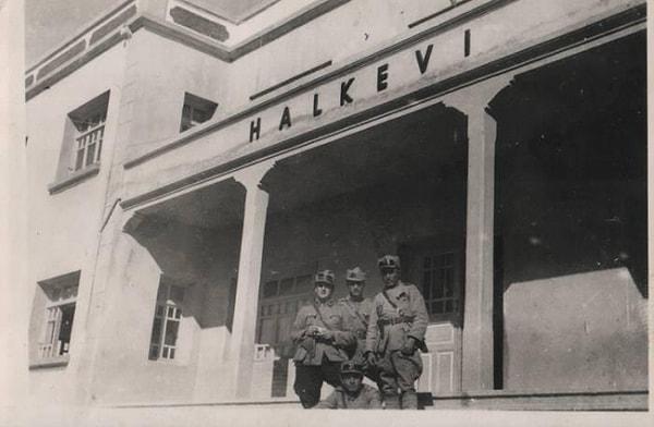 3. AFYONKARAHİSAR - Dinar halkevi önünde askerler, 1937