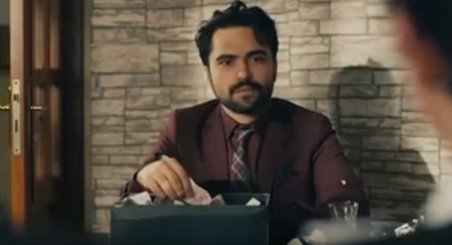 13. Kardeş Payı'nın bir sahnesinde ayakkabı kutusundan para çıkıyor.
