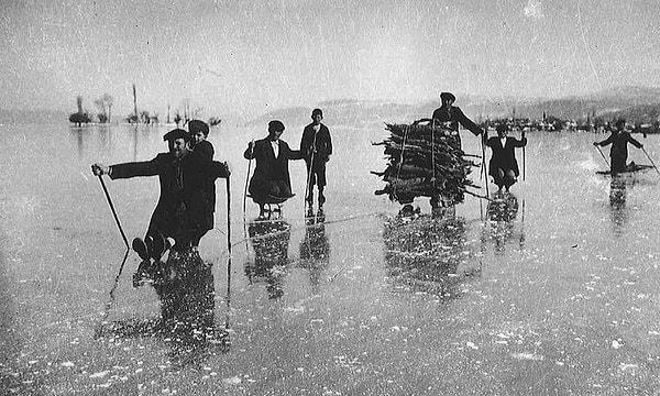 32. ISPARTA - Donmuş Eğirdir Gölü üzerindeki insanlar, 1949