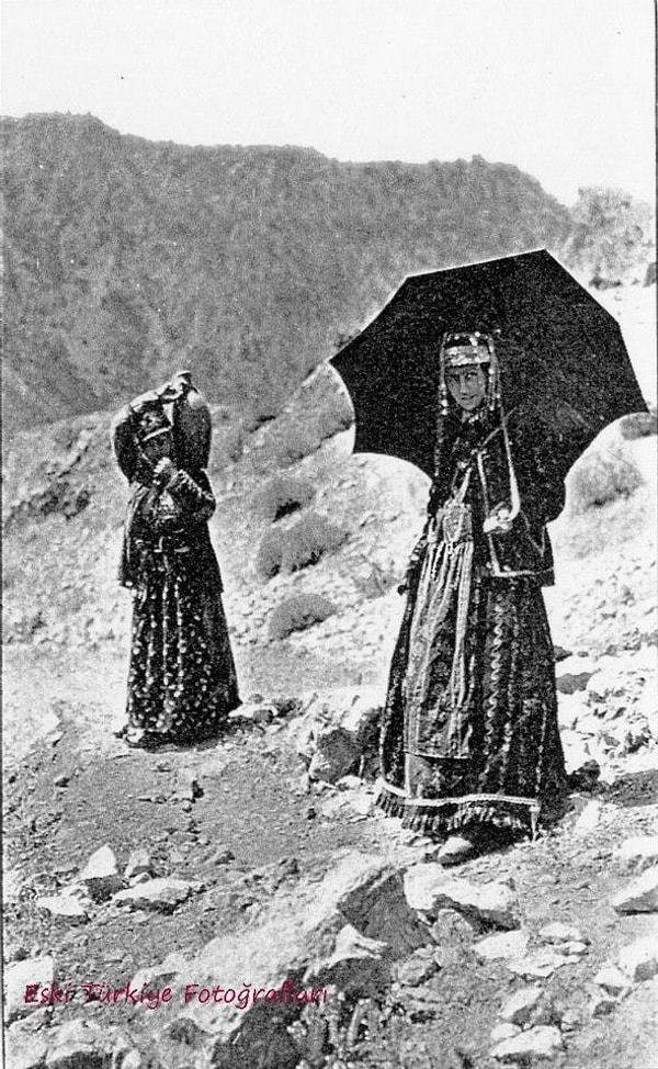 62. TUNCELİ - Tuncelili Ağanın karısı ve hizmetçisi, 1910'lar