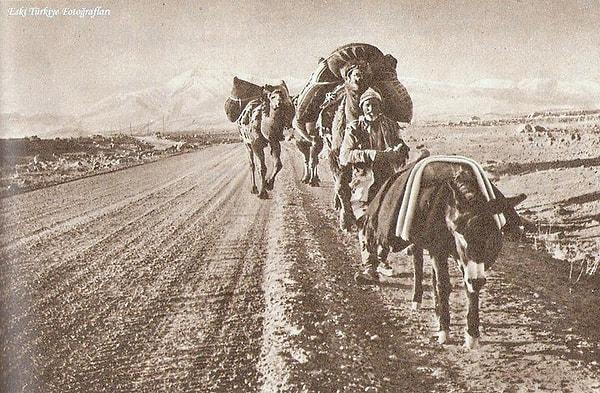 68. AKSARAY - Konya yolunda köyünün yolunu tutmuş bir deveci, 1961