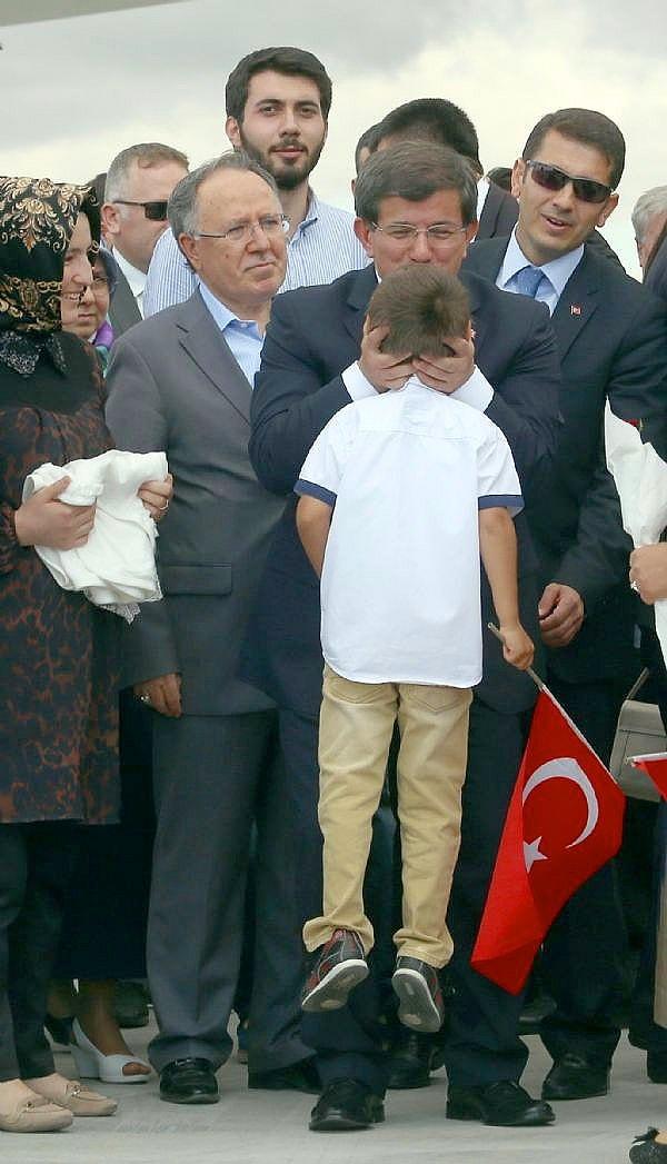 1. Başbakan Davutoğlu bu çocuğu gerçekten bu şekilde tuttu mu?