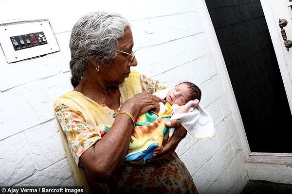 2. Женщина решила стать матерью через 46 лет после заключения брака.