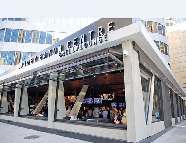 Gavins'in söylediğine göre, Joey restoranlarında çalışan kadınlar üniforma giymek zorundayken, erkekler yönetmeliğe uygun olduğu sürece kendi giysilerini giyebiliyorlar.