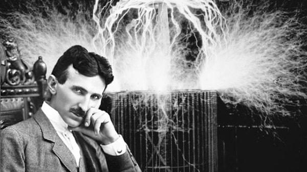 Tesla'nın fikirleri ise daha uçarı ve idealistti.