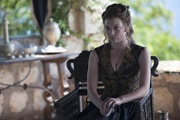 2. Dizide Margaery Tyrell karakterini canlandıran Natalie Dormer diziye dahil olmadan önce de serinin sıkı bir takipçisiydi. Çekimlerde sadece kendi sahnelerini okuyor ve geri kalan kısımları o da bizlerden biri gibi heyecanla takip ediyor.