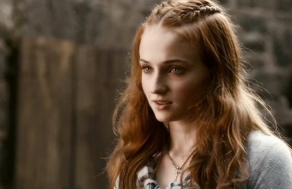 3. Sansa karakterini canlandıran Sophie Turner, Karasu Savaşı bölümünde şarkı söylemekte oldukça zorlanmıştı. Kendi sesini sevmeyen Sophie Turner yabancılarla dolu bir odada şarkısını söylemek zorundaydı.