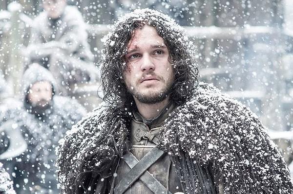 13. 6. Sezonun çekimlerinde sette, geri döneceği sırrının ortaya çıkmaması için Jon Snow adının geçmesi yasaktı. Jon Snow senaryoda Lord Commander'ın kısaltması LC olarak geçiyordu.