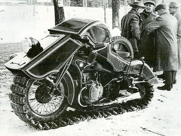 4. 1936 model BMW Schneekrad kar aracı caddede park halinde.