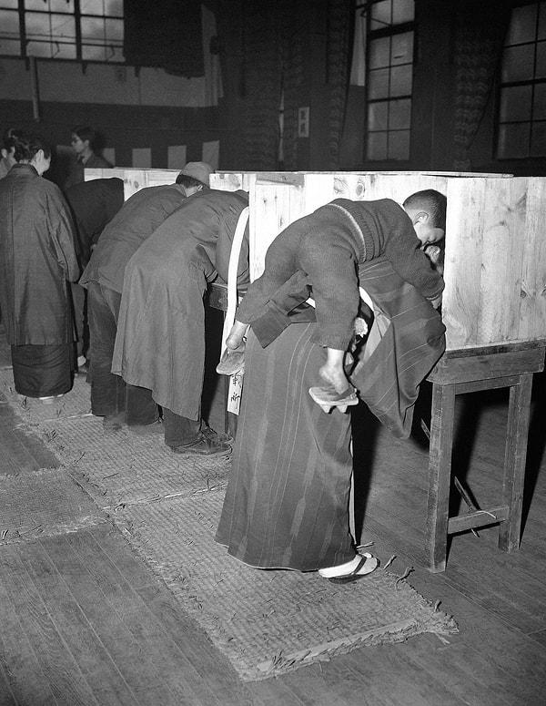 5. İlk oy kullanma özgürlüğüne çocuğuyla gelmiş Tokyo’lu bir kadın, 1946.