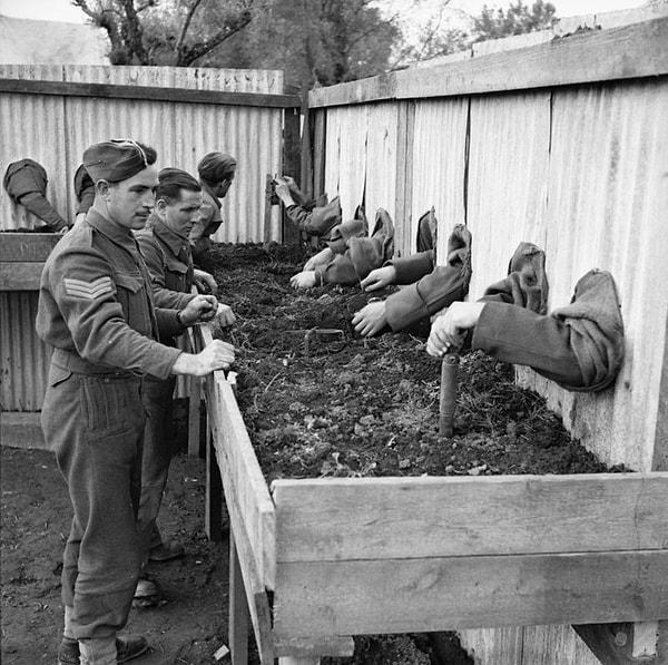 6. İkinci Dünya Savaşı sırasında İngiliz birlikler geceleyin rahat bir şekilde bubi tuzakları hazırlamaları için eğitiliyor.