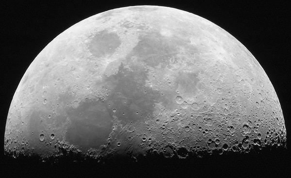 22. Ay, Dünya dışında insanoğlunun ayak bastığı tek yerdir. Bir atmosferi olmadığı için rüzgâra da sahip olmayan Ay'daki ayak izlerimiz, Ay var oldukça ilk günkü gibi korunacaktır.