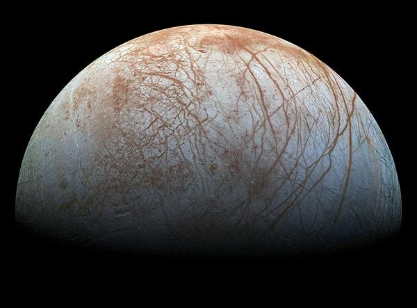 23. Jüpiter'in uydusu Europa'nın yüzeyinin altında sudan oluşan okyanusların var olabileceği düşünüldüğünden, yaşama dair kanıtların araştırılmasının planlandığı bir yerdir.