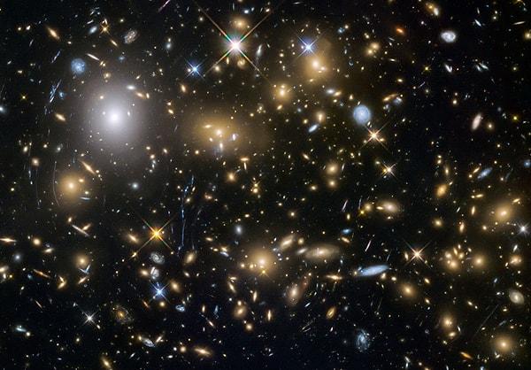 24. Gözlemlenebilir evrende 20 trilyon kadar galaksi olabileceği düşünülmektedir.