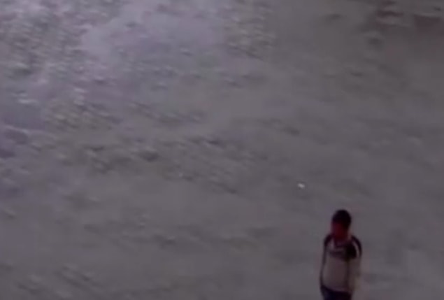 Yağmur altında İstiklal Marşı'nın bitmesini bekledi