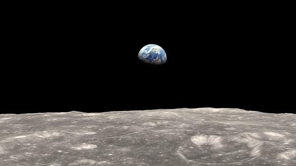 35. Ay, Dünya'dan her yıl 4 cm kadar uzaklaşmaktadır.