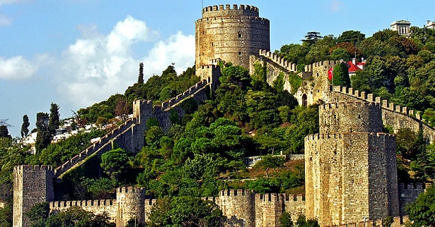 11. Hisarları gezin. Rumeli Hisarı'nı gezerken Nedim Gürsel'in Boğazkesen'ini okuyun. Çandarlı Halil Kulesi'ni ziyaret edin.