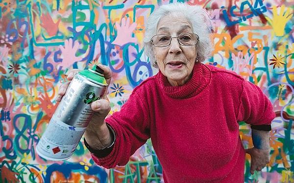 3. Yaşlıları sokağa çıkaran böylece nesiller arasında köprü olan graffiti sanatı, onlara cesaret verdi.