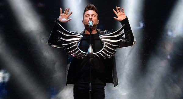 3. По итогам голосования профессионального жюри победительницей стала Дами Им, Австралия, а Лазарев оказался на пятом месте.