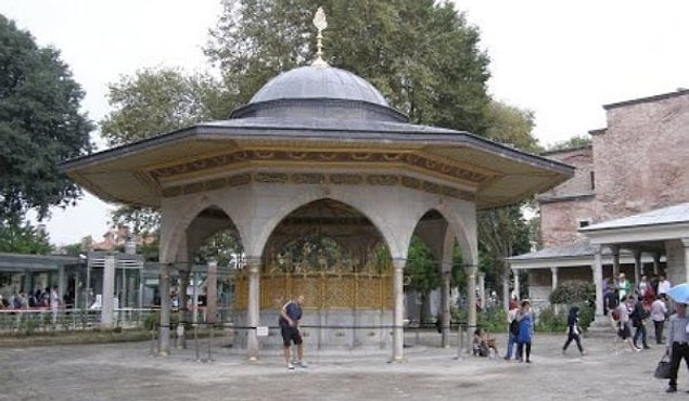 73. Bağlantılı olarak Ayasofya'da 1. Mahmud'un yaptırdığı şadırvan gerçekten eşsizdir. Mutlaka görün.