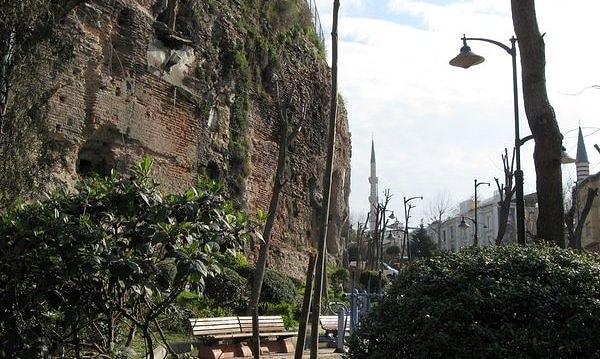 95. Sultanahmet Meydanı'nın sonunda Nakilbent Sokağı'ndan aşağıya inip, Hipodrom'un devasa istinad duvarlarını görün.