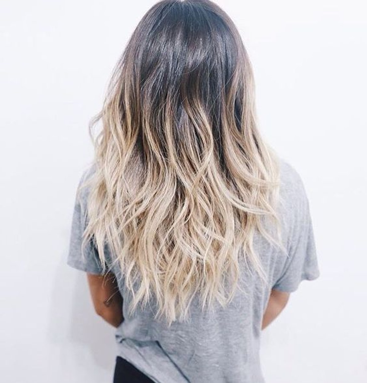 Обесцвеченные кончики. Кончики светлые корни темные. Лонг балаяж. Мелирование кончиков волос. Длинные осветленные волосы.