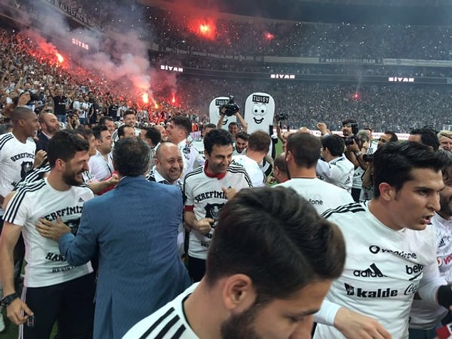 Maçın bitiş düdüğünün ardından Beşiktaşlı futbolcular, teknik heyet ve taraftarlar büyük coşku yaşadı