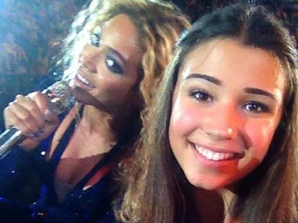 3. Bir başka ünlü selfie'si de selfie çeken hayranının kadrajına girip poz veren Beyoncé'den gelmişti.