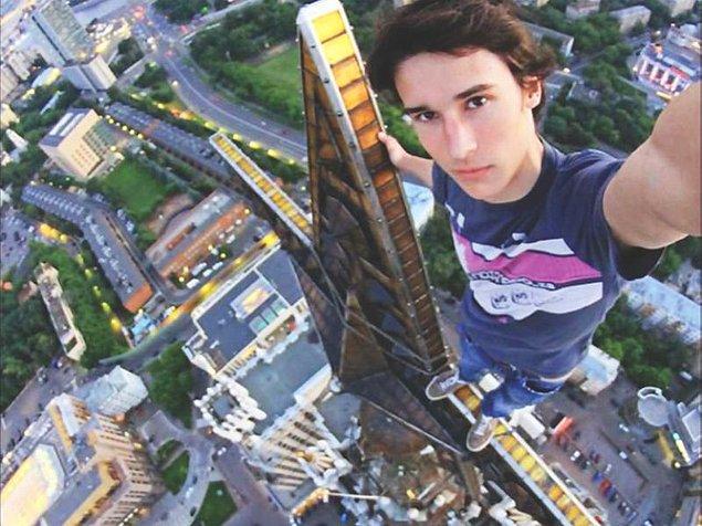 6. Bu Rus genç, bu selfie ile unutulmazlar arasına girmeyi başardı. Hala yaşıyor olması da bir diğer başarısı.