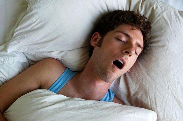 3. Yattığımız andan itibaren 5 dakika içinde uykuya dalabilmemiz, uyku yoksunluğu çektiğimize işarettir. Bir insan için ideal uykuya geçiş süresi 10-15 dakikadır.