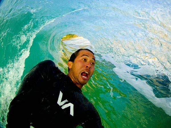8. Sörf yaparken selfie çekmek mi? Çok mantıklı!
