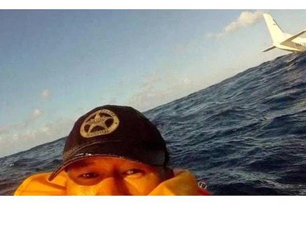 14. Uçak kazasından sağ kurtulduğunu göstermek üzere hemen selfie çeken adam.