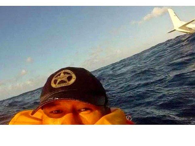 14. Uçak kazasından sağ kurtulduğunu göstermek üzere hemen selfie çeken adam.