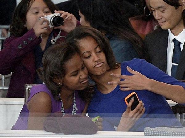 12. Küçük Obama'ların selfie qeyfi.