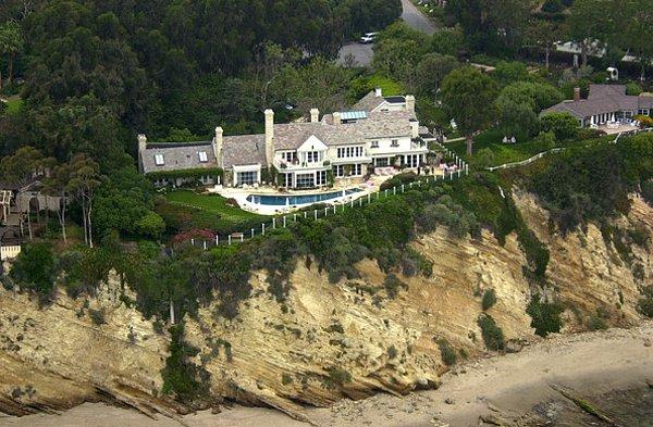 Şarkıcı ve oyuncu olan Barbra Streisad, yayınlanan fotoğraflar arasında kendi evinin görüntüsü olduğunu da fark ediyor.