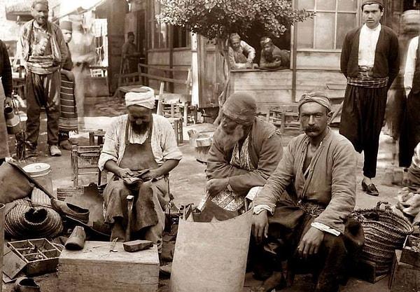 34. İSTANBUL - Ayakkabı,çarık tamircileri, 1890
