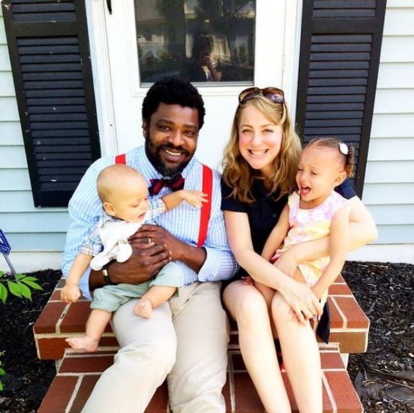 7. Со снимков на пользователя смотрели счастливые семьи, мужья с женами и просто друзья.