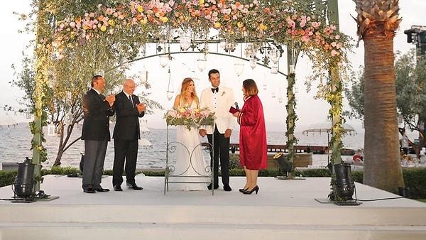Nikah için hazırlanan yere gelen çiftimiz, nikah memuru Selda Kaplan'ın kıydığı nikahla dünya evine girdiler.