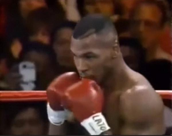 Mike Tyson’ın 1995’te Nevada’da gerçekleşen boks maçından bir görüntü, komplo teorisyenlerini harekete geçirdi.