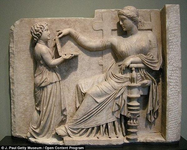 Ve de bu laptop bilgisayar barındıran Yunan heykeli…