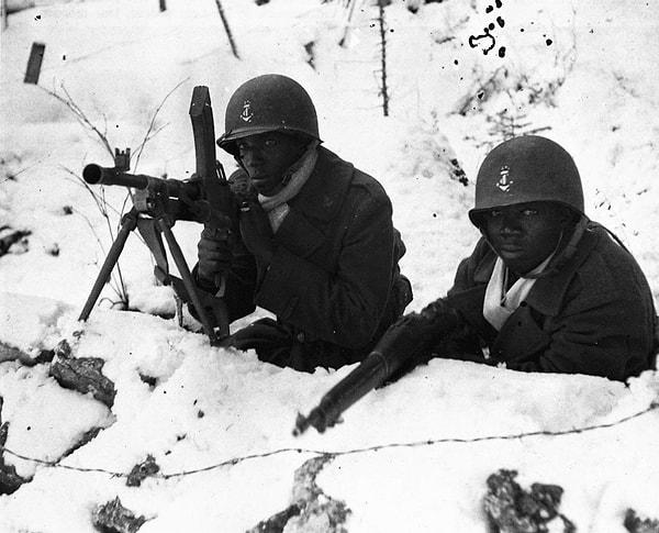 14. Siyahi askerler Almanlara karşı savaşıyor, Fransa, 1944.