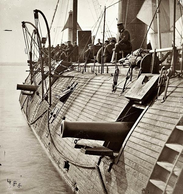 20. Federal zırhlısı USS Galena'nın denizciler tarafından savaşta aldığı hasarları gösterilirken, 1862.