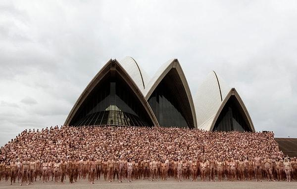 3. Yaklaşık 5200 kişi, sabahın erken saatlerinde Sydney Opera Binası önünde. 1 Mart 2010.