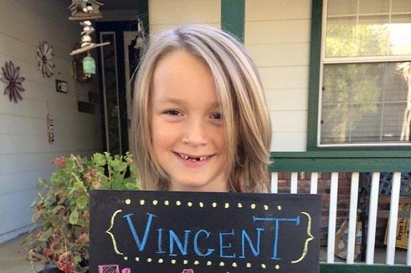 Kanserli çocuklara peruk yapılması için 2 sene boyunca saçını uzatan 7 yaşındaki Vinny Desautels'la tanışın.