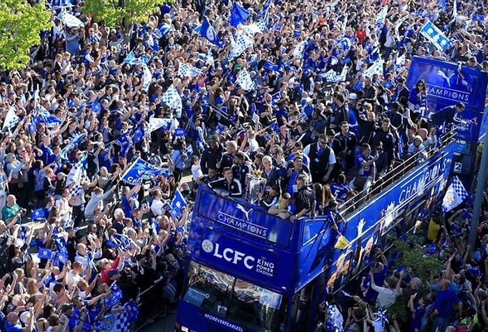 Leicester City'nin Şampiyonluk Kutlamasında 100 Bin Taraftar Meydanlara Sığmadı