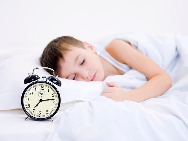 10. İnsanlar için optimal uyku süresi 25 yaşına kadar 10 saat, 25-65 yaş arası 8 saat ve 65 yaş üstü için 6 saattir.