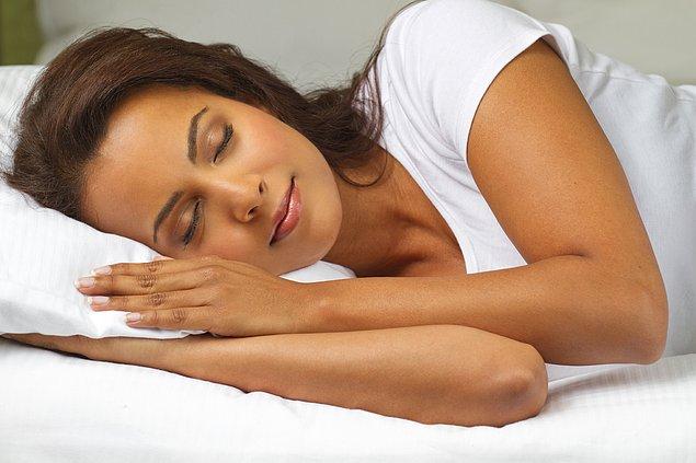 11. Yapılan bazı çalışmalar, kadınların erkeklere göre bir saat daha fazla gece uykusuna ihtiyaç duyduğunu göstermiştir. Kadınların depresyona daha yatkın olmasının sebeplerinden birinin bu olabileceği düşünülmektedir.