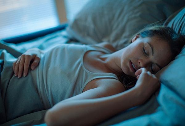 23. Uyku sırasında beynimiz, tehlike altında olduğunu hissetmediği sürece dışardan gelen gürültüleri filtreleme özelliğine sahiptir.