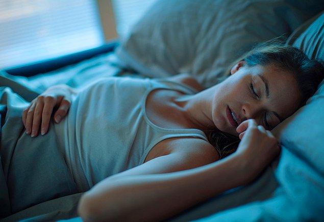 23. Uyku sırasında beynimiz, tehlike altında olduğunu hissetmediği sürece dışardan gelen gürültüleri filtreleme özelliğine sahiptir.